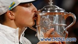 Tennis - French Open - Roland Garros, Paris, France - June 4, 2022
Poland's Iga Swiatek kisses the trophy after winning the women's singles final match against Cori Gauff of the U.S. REUTERS/Yves Herman     TPX IMAGES OF THE DAY     